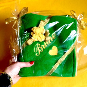 zielony koc dla psa z żółtym imieniem bruno na prezent sweetapaszka.pl